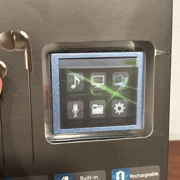 NEW - Polaroid PMP120-4BL Built-In Sports Clip Touch Screen Mp3 Player - Picture 2 of 9